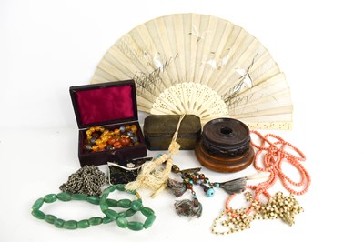 Lot 86 - A group of jewellery and collectables, to...