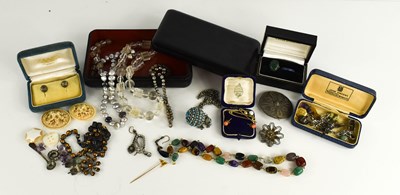 Lot 112 - A group of jewellery, to include an 18ct gold...
