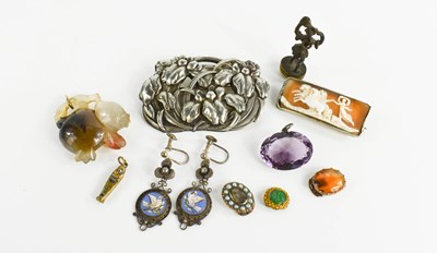 Lot 136 - A selection of jewellery to include a pair of...