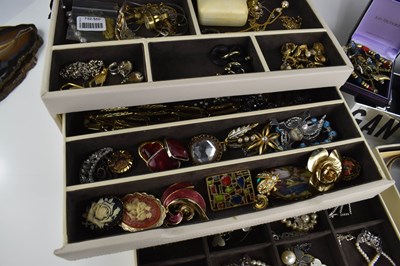 Lot 93 - A jewellery box containing a selection of...