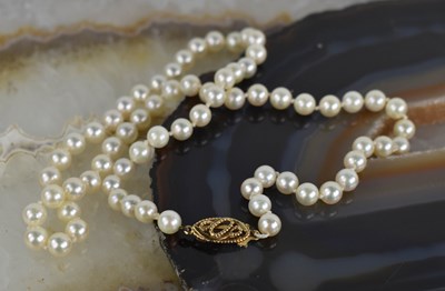 Lot 40 - A cultured pearl necklace with a 9ct gold...