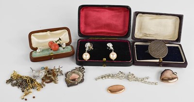 Lot 253 - A group of antique jewellery to include 9ct...