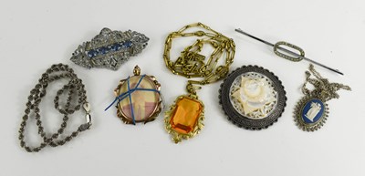 Lot 67 - A group of vintage jewellery to include...