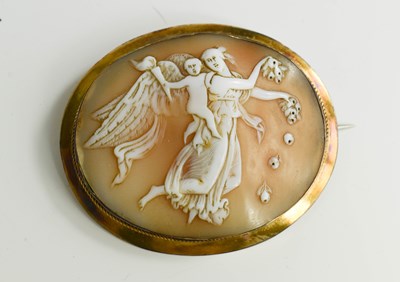 Lot 90 - A 9ct gold cameo brooch depicting winged...