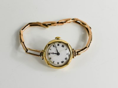 Lot 100 - A 9ct gold cased ladies wristwatch with Roman...