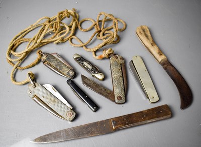 Lot 290 - A group of vintage knives comprising of three...