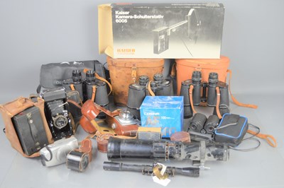 Lot 298 - A group of vintage cameras and binoculars to...