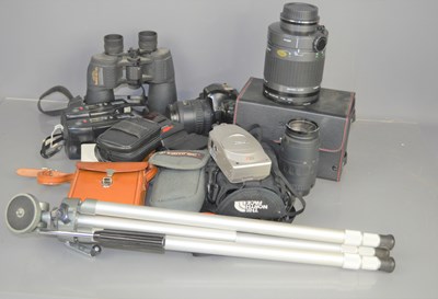 Lot 299 - A group of vintage cameras and binoculars to...