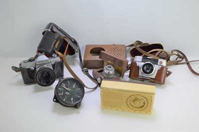 Lot 192 - A group of vintage cameras and a radio to...