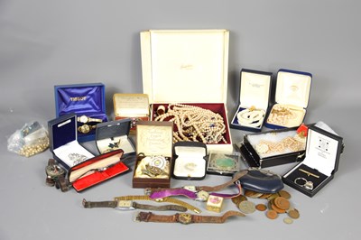 Lot 286 - A quantity of vintage costume jewellery...