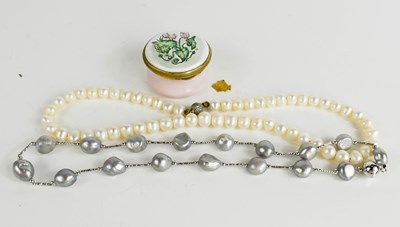 Lot 231 - A string of belted pearls and a string of grey...