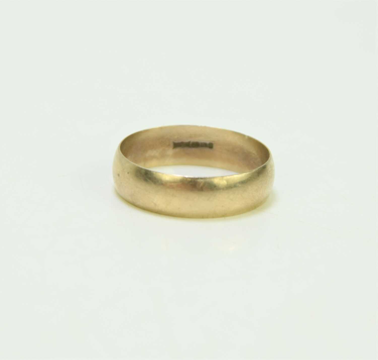 Lot 59 - A 9ct gold wedding band, 3.5g.