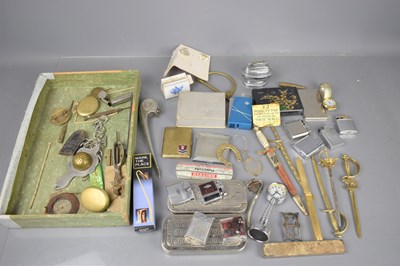 Lot 267 - A group of collectable items to include...