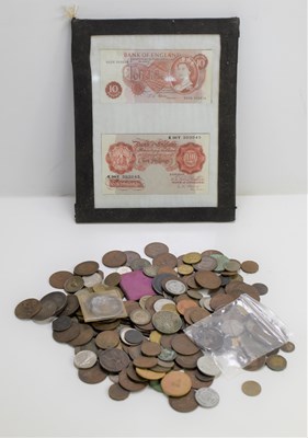 Lot 104 - A group of British coinage to include a Queen...