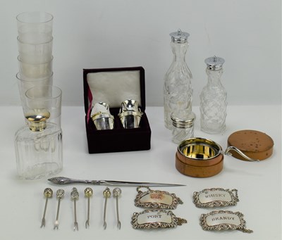 Lot 260 - A group of collectable items to include a...