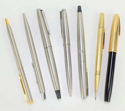 Lot 253 - A group of vintage pens to include Parker and...