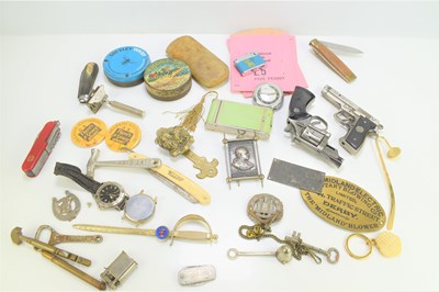 Lot 246 - A group of collectable items to include a...