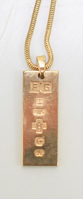 Lot 187 - A 9ct gold ingot pendant and necklace, 6.6g