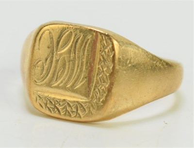 Lot 186 - A 9ct gold signet ring, 6.5g.