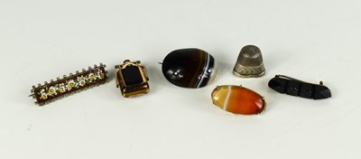 Lot 23 - A gold plated and agate set locket pendant,...