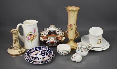 Lot 377 - A group of ceramics to include a Royal...