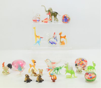 Lot 336 - A group of glass animals and paperweights to...