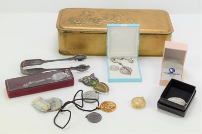 Lot 230 - A group of collectable items to include a...