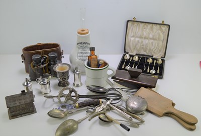 Lot 221 - A group of collectable items to include...