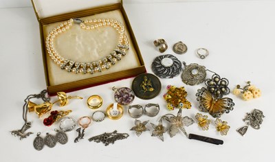 Lot 153 - A group of vintage jewellery, to include a set...