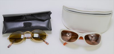 Lot 528 - A pair of vintage RayBan glasses with case...