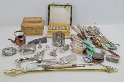 Lot 276 - A group of collectable items to include silver...