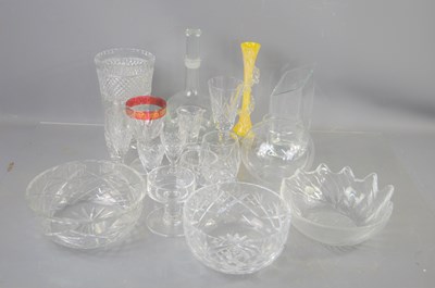 Lot 372 - A group of crystal and glass ware to include...