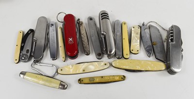Lot 3 - A collection of penknives and fruitknives, to...