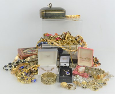 Lot 218 - A large quantity of vintage jewelery to...