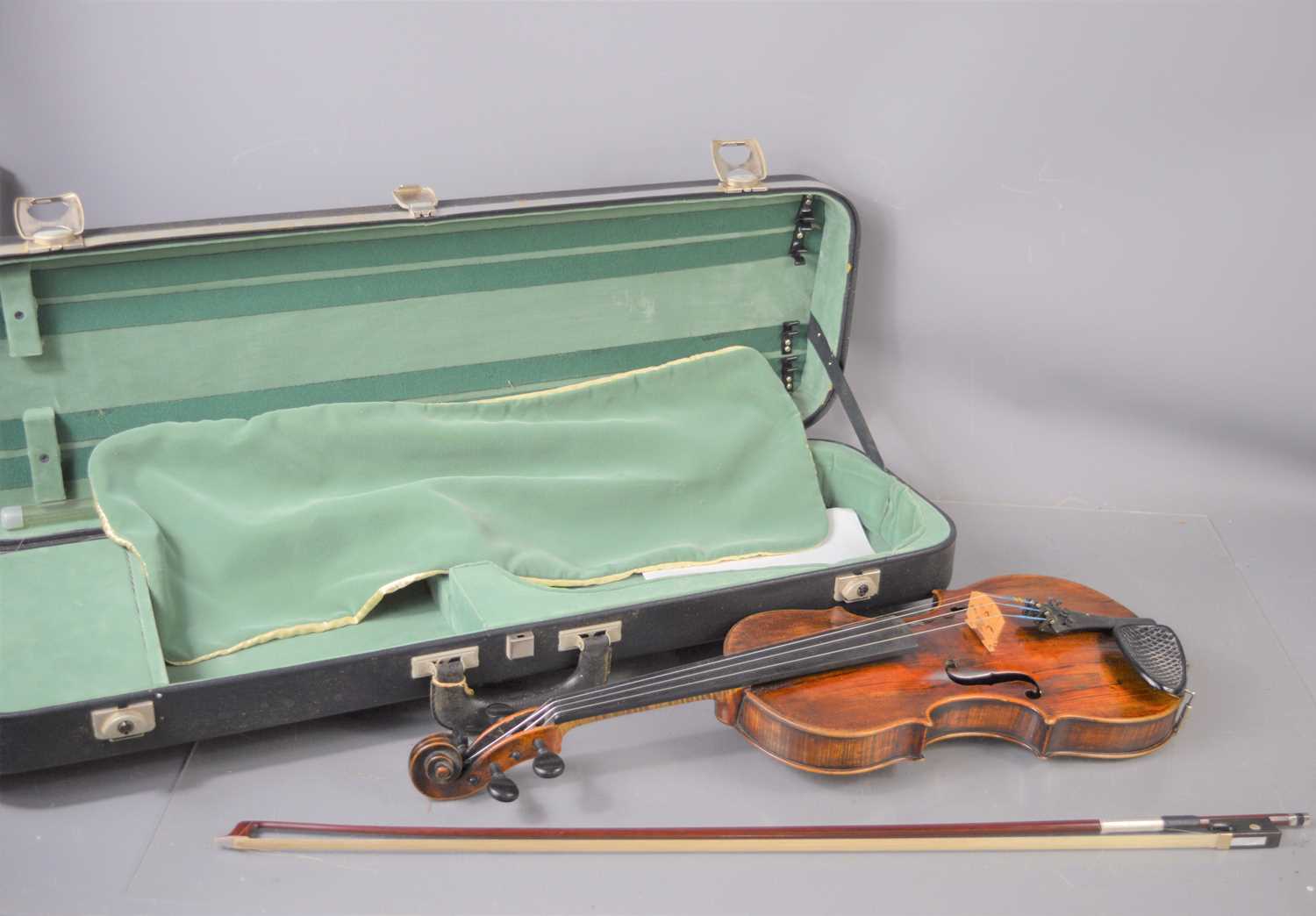 Lot 400 - A late 18th century violin, label inside which...