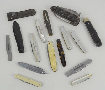 Lot 182 - A group of vintage penknives to include a...