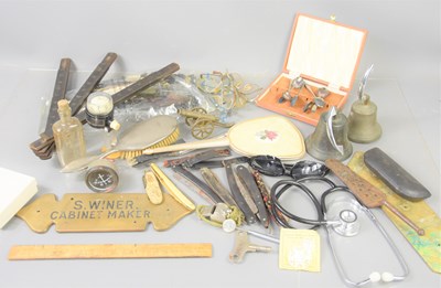 Lot 186 - A group of collectable items to include a...