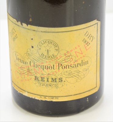 Lot 135 - A bottle of vintage Veuve Cliquot champagne...