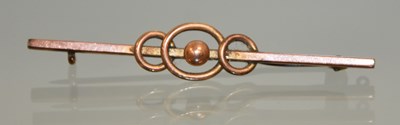 Lot 168 - A 9ct gold bar brooch of triple loop design,...