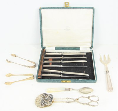 Lot 371 - A cased set of Mappin and Webb silver handled...