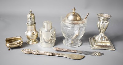 Lot 409 - A group of silver to include a canister...