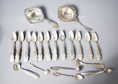 Lot 368 - A selection of Dutch silver to include a set...