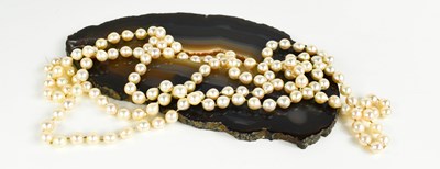 Lot 48 - A natural pearl necklace, single strand, 118g.