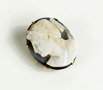 Lot 27 - A gold cameo brooch / pendant, depicting...