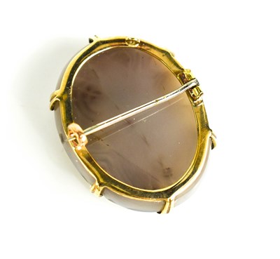 Lot 27 - A gold cameo brooch / pendant, depicting...
