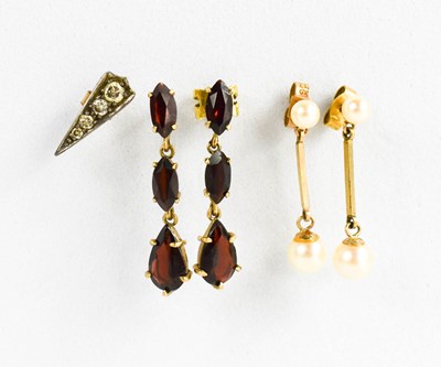 Lot 104 - A pair of 9ct gold and garnet set pendant...