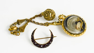 Lot 76 - A Victorian gilt metal mourning locket and...