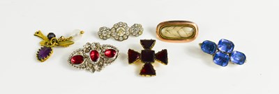 Lot 26 - A Victorian mourning brooch inset with locket...