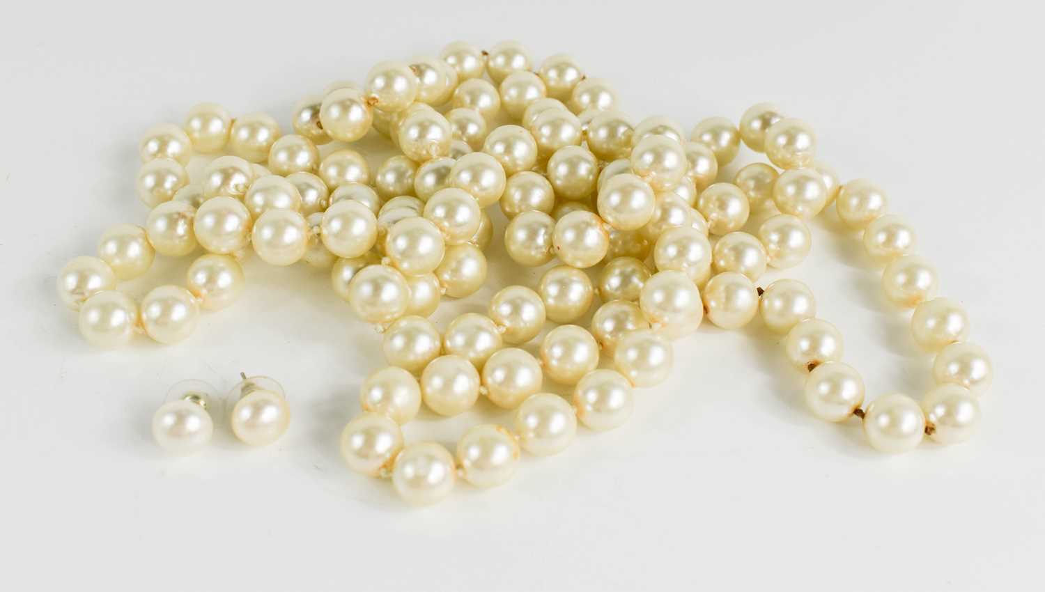 Lot 71 - A cultured pearl necklace, rope strung,...