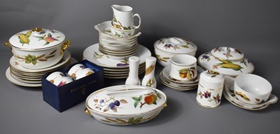 Lot 521 - A quantity of Royal Worcester Evesham dinner...